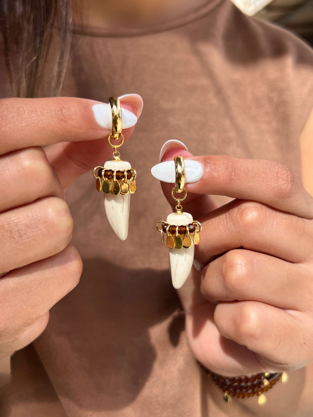 Brinco Argola Dente Pedra Natural Howlita e Gotinhas - Tiff Joias