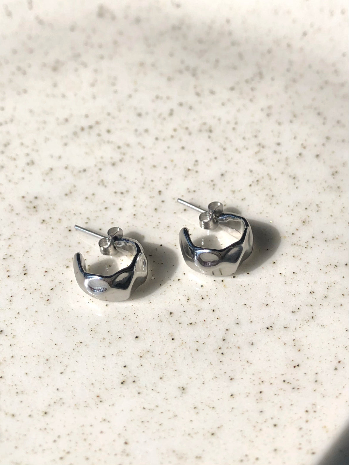 Brinco Argola Pequena Martelada Com Banho Ródio Branco - Tiff Joias