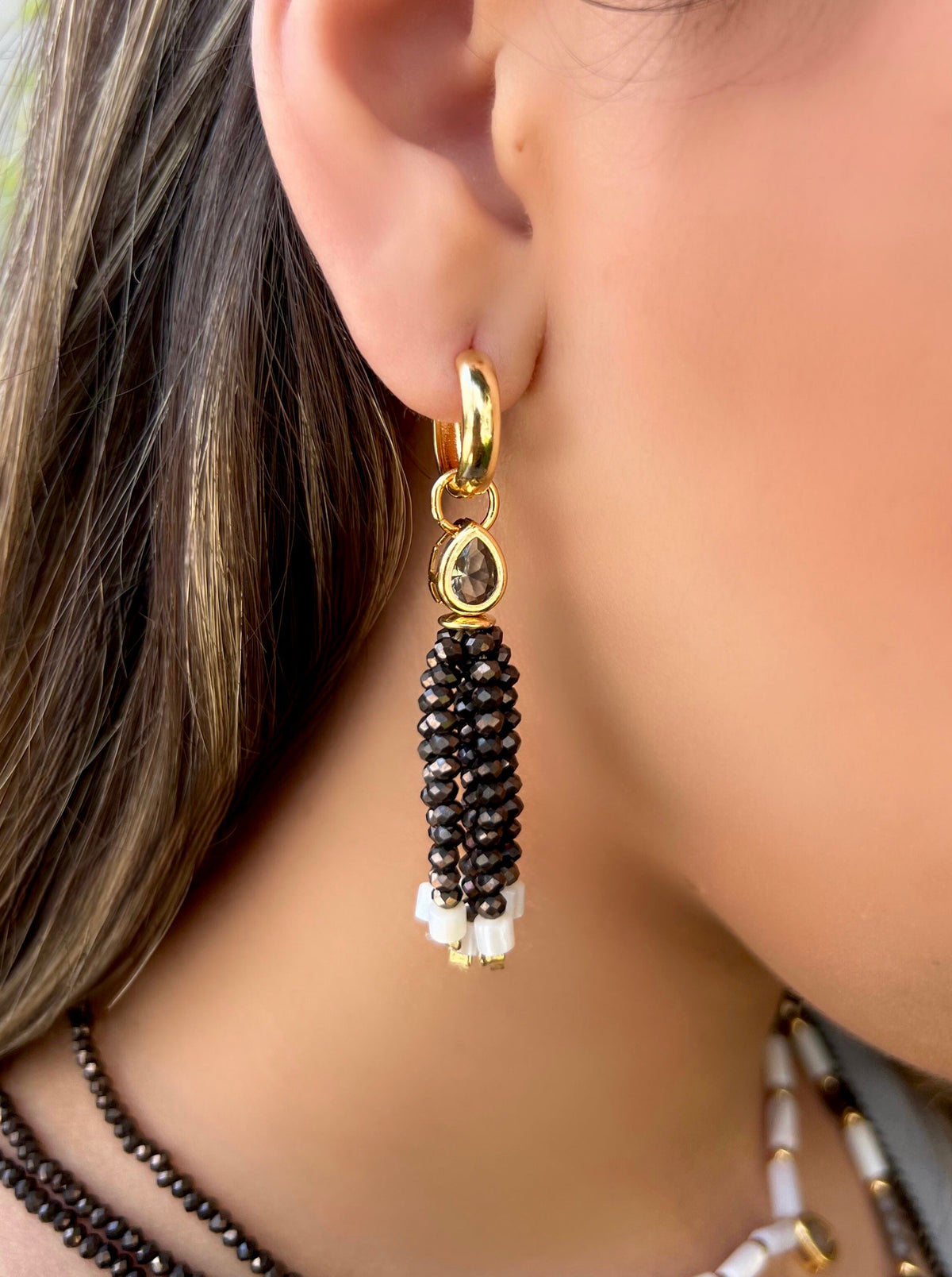 Brinco Carol Argola Mini Tassel Grafite com Madrepérola - Tiff Joias