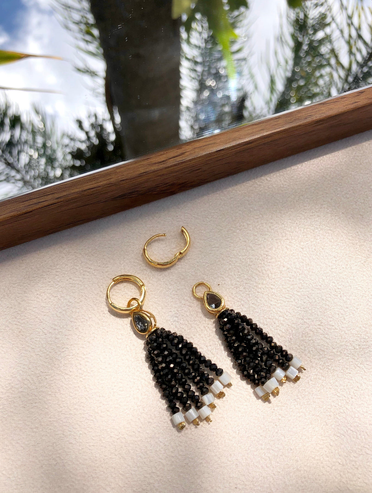 Brinco Carol Argola Mini Tassel Grafite com Madrepérola - Tiff Joias