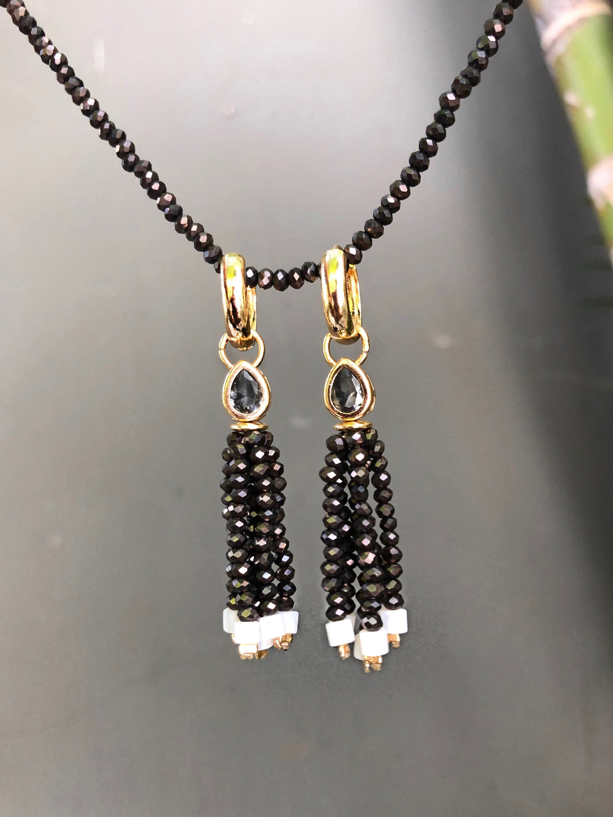 Brinco Carol Argola Mini Tassel Grafite com Madrepérola - Tiff Joias