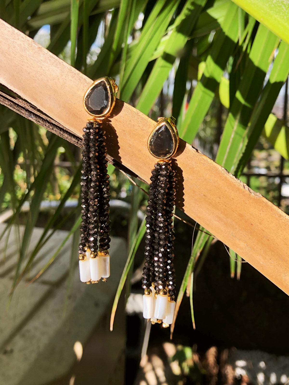 Brinco Carol Tassel Grafite Gota E Madrepérola - Tiff Joias