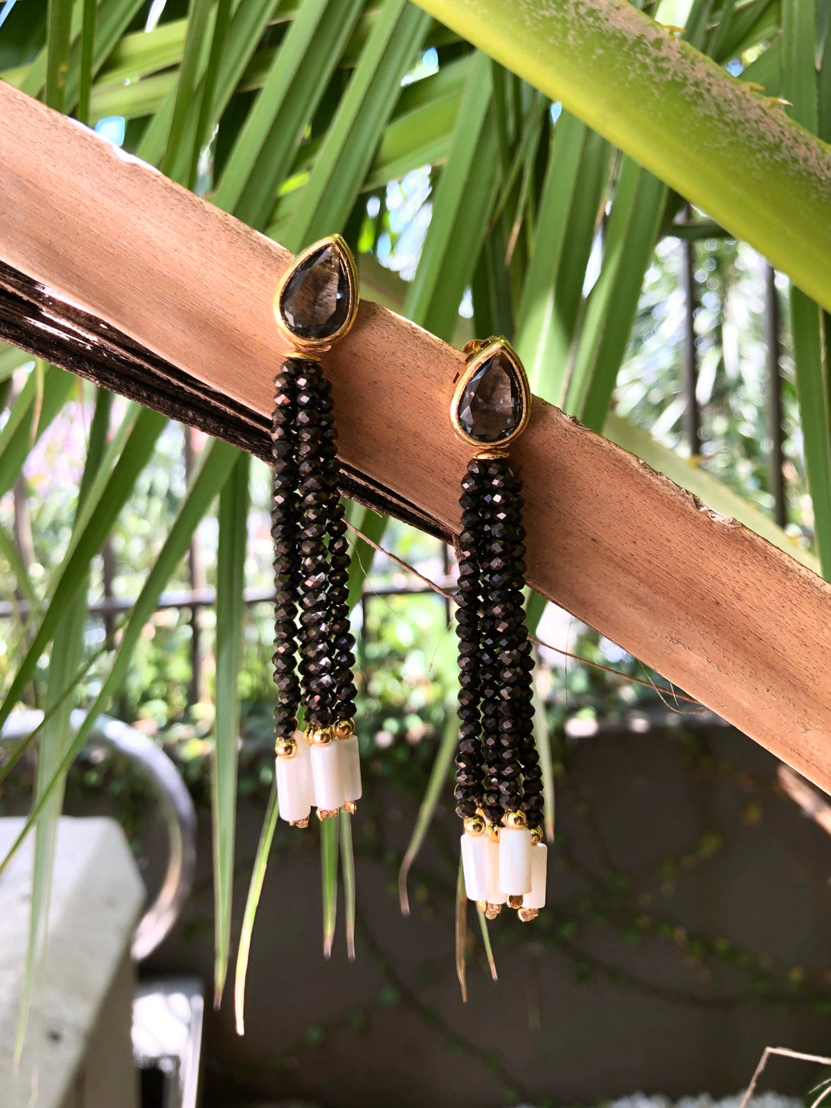 Brinco Carol Tassel Grafite Gota E Madrepérola - Tiff Joias