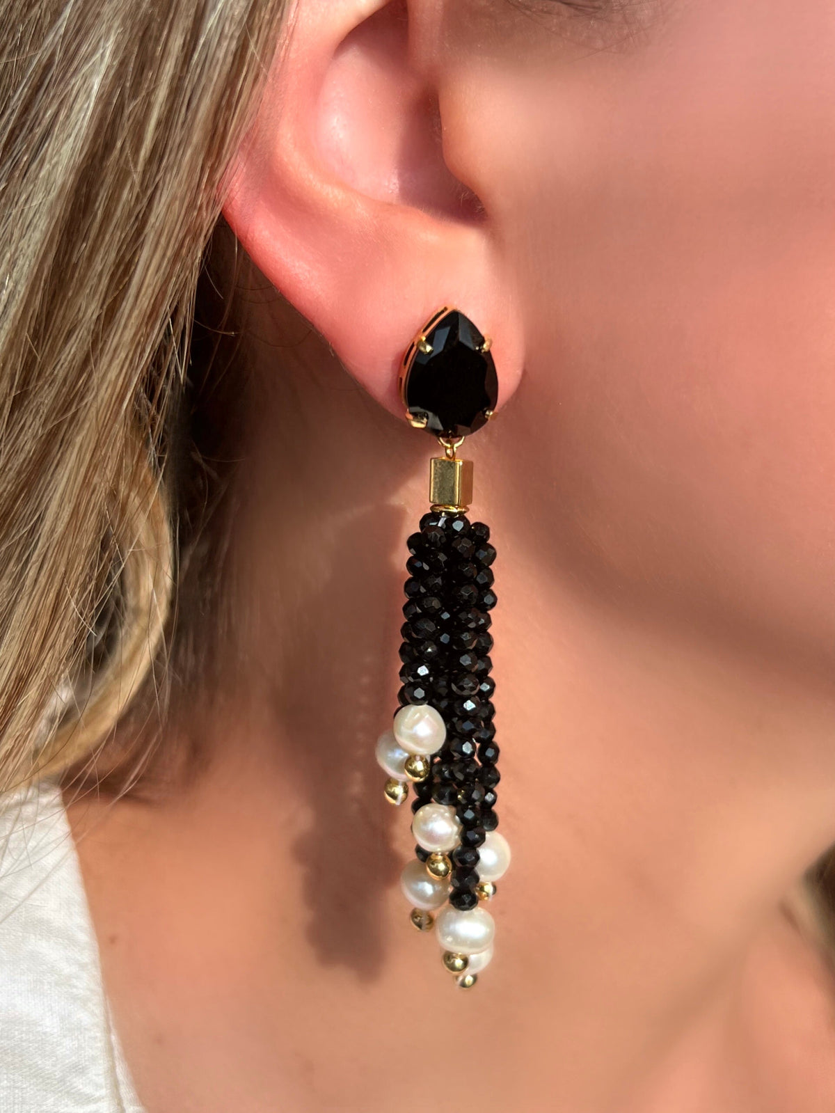 Brinco Gota Cristal Lapidado Cor Ônix E Tassel Critais Lapidados Preto Com Pérolas Naturais De Água Doce - Tiff Joias