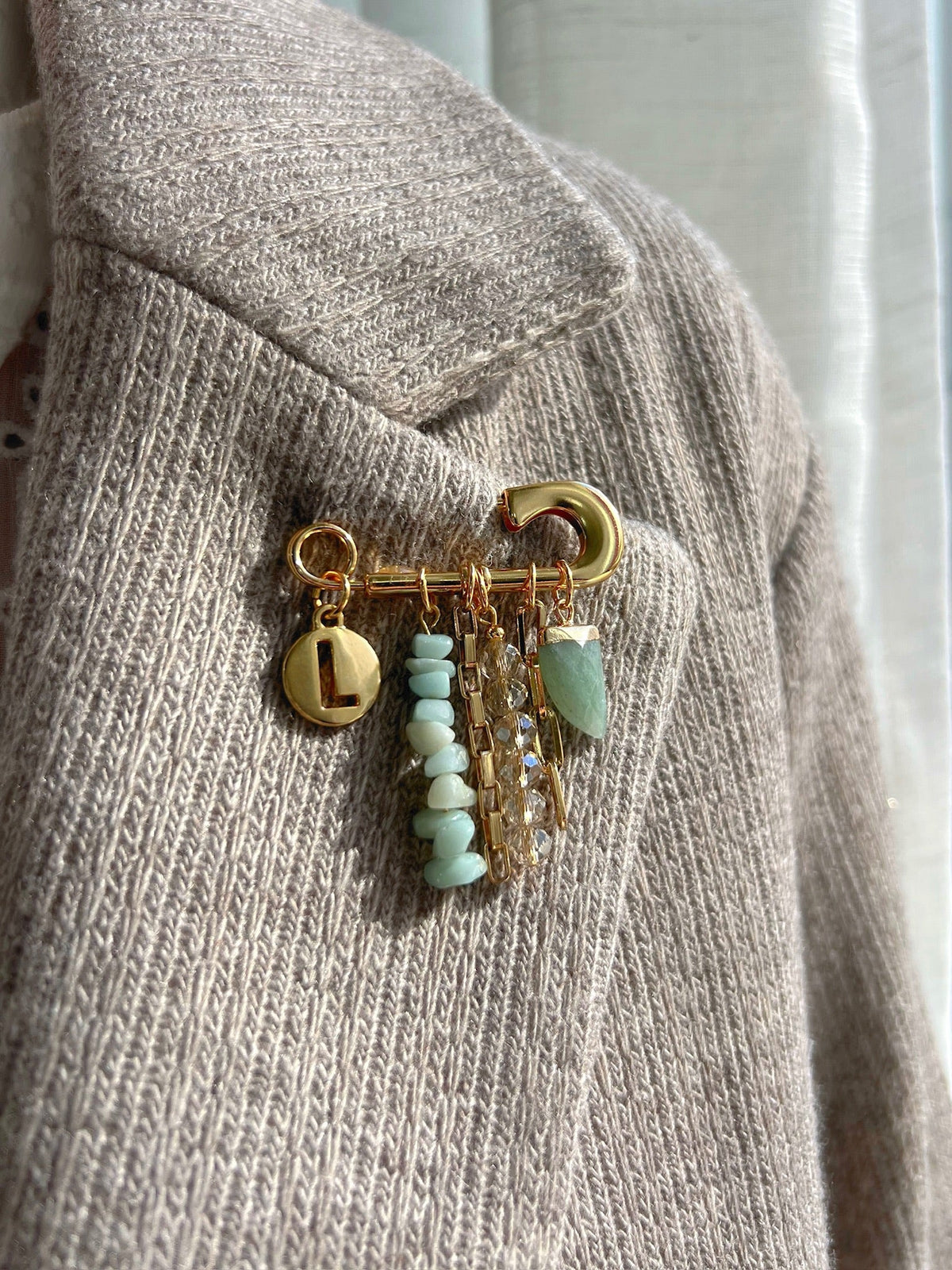 Broche Pedras Amazonita Com Inicial - Tiff Joias