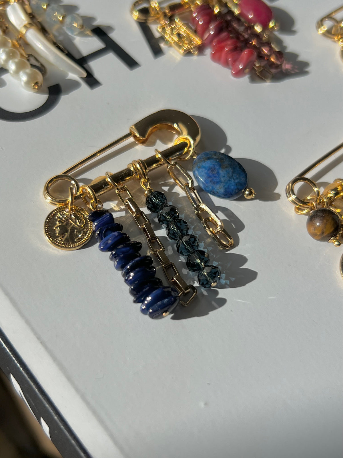 Broche Pedras Lapis Lazuli Com Moeda Antiga - Tiff Joias