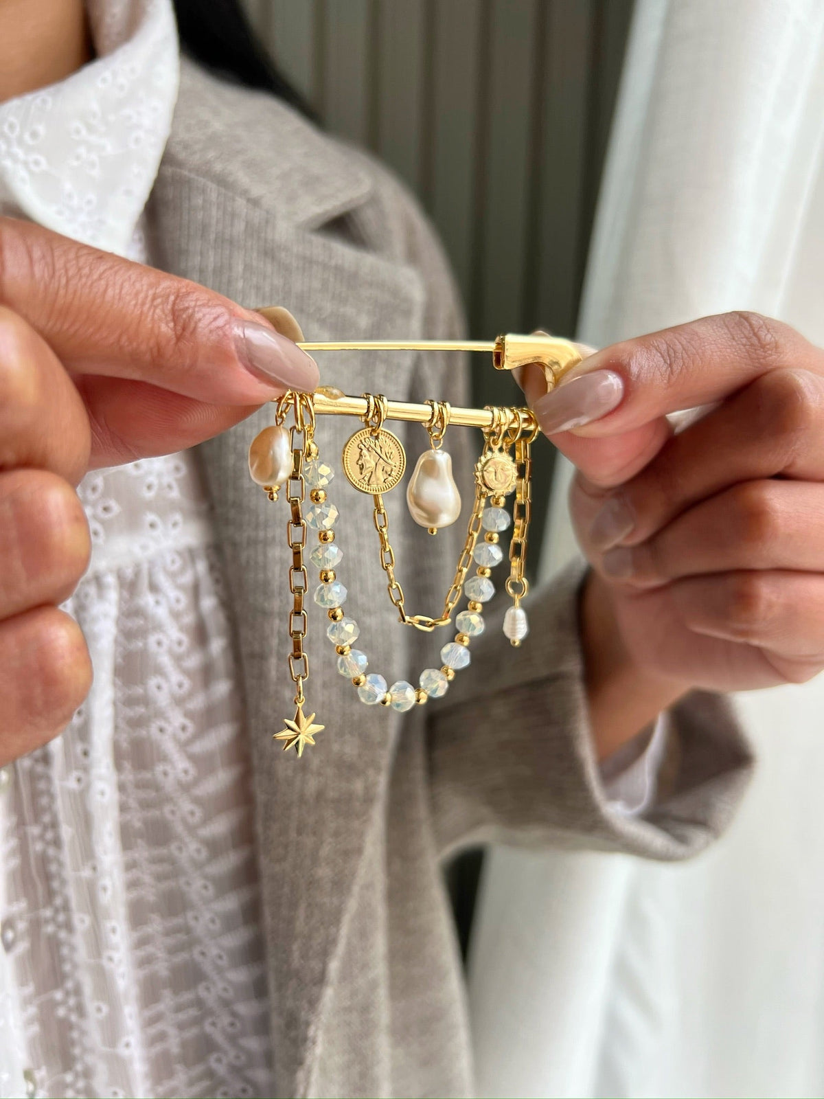 Broche Pérola Barroca Acrílica, Cristais e Pingentes - Tiff Joias
