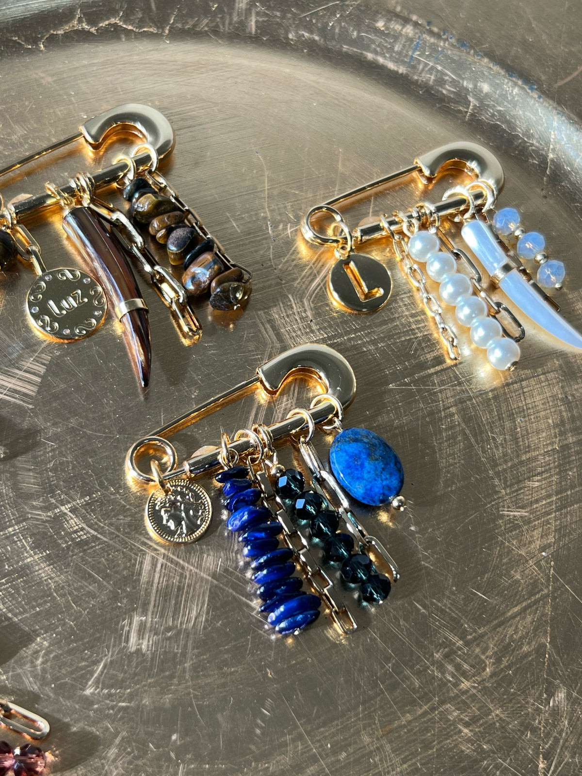 Broche Pérolas e Dente Madrepérola Com Inicial - Tiff Joias