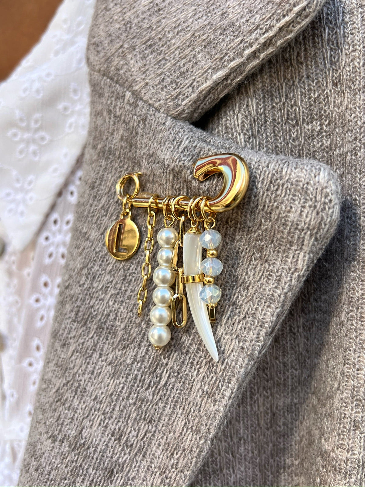 Broche Pérolas e Dente Madrepérola Com Inicial - Tiff Joias