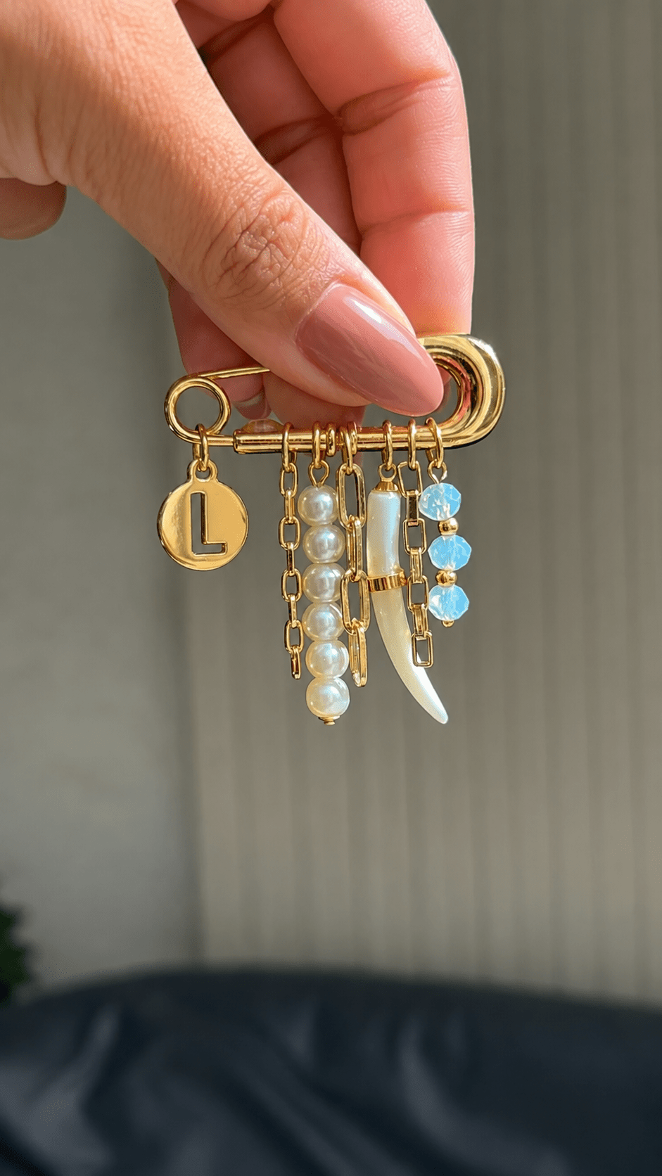 Broche Pérolas e Dente Madrepérola Com Inicial - Tiff Joias