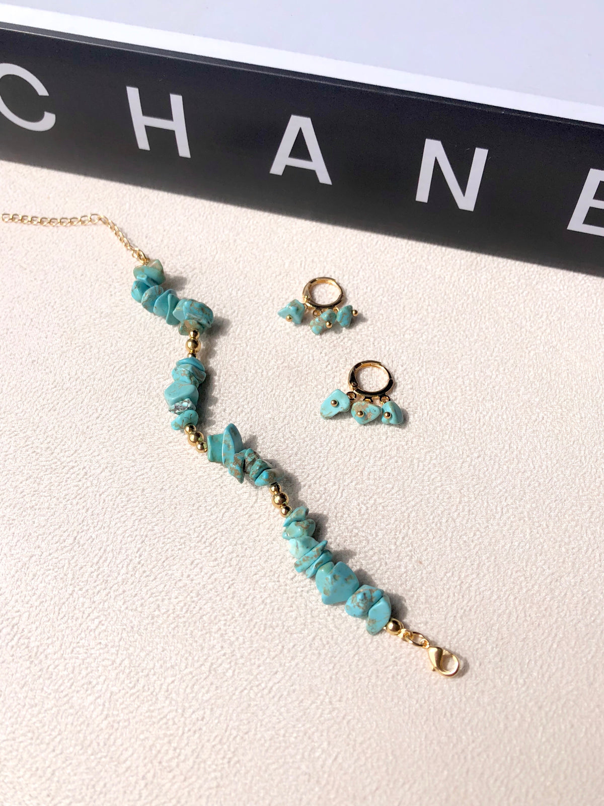 Pulseira Cascalho Turquesa E Detalhes Em Banho Ouro 16cm