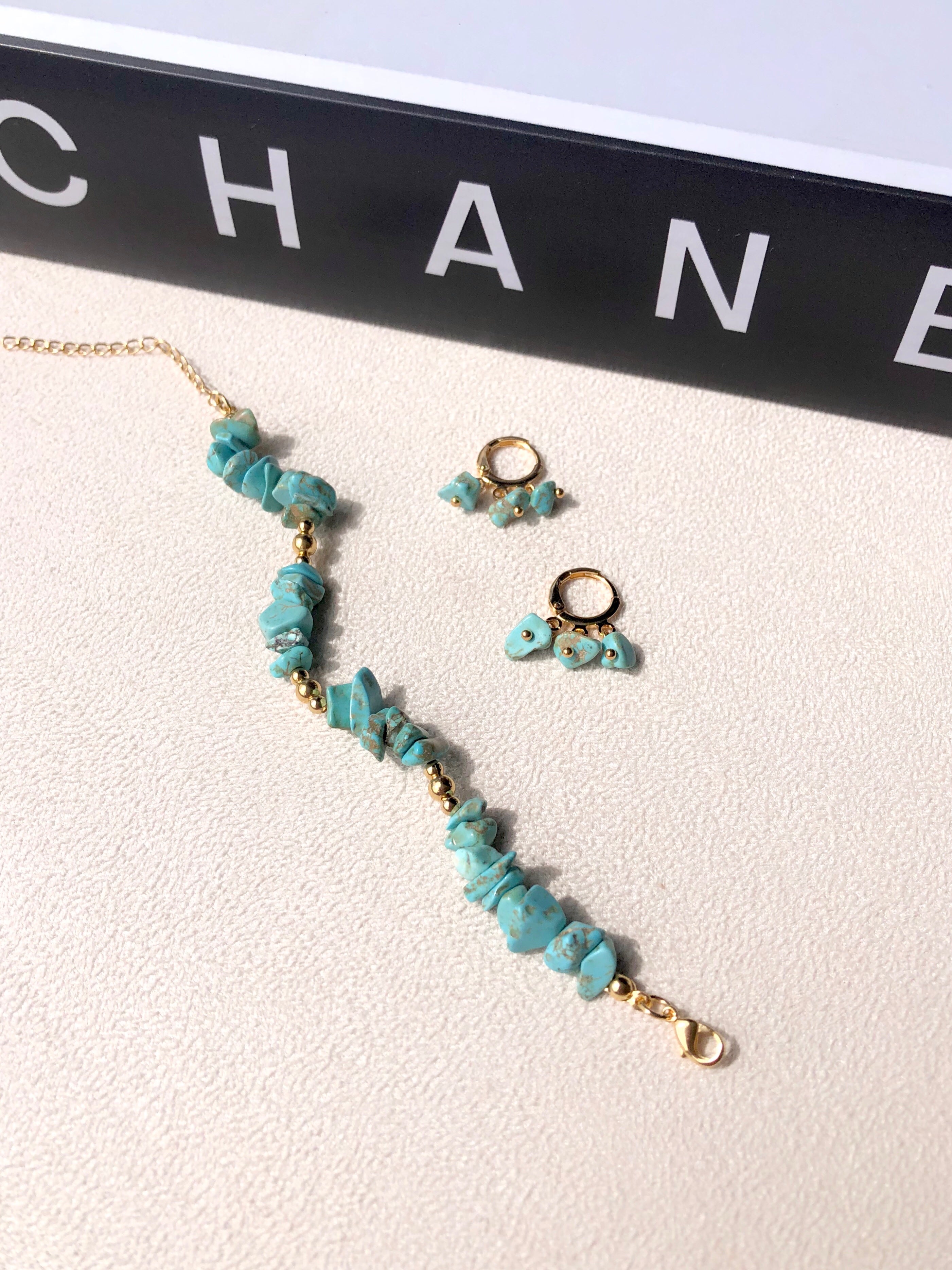 Pulseira Cascalho Turquesa E Detalhes Em Banho Ouro 16cm