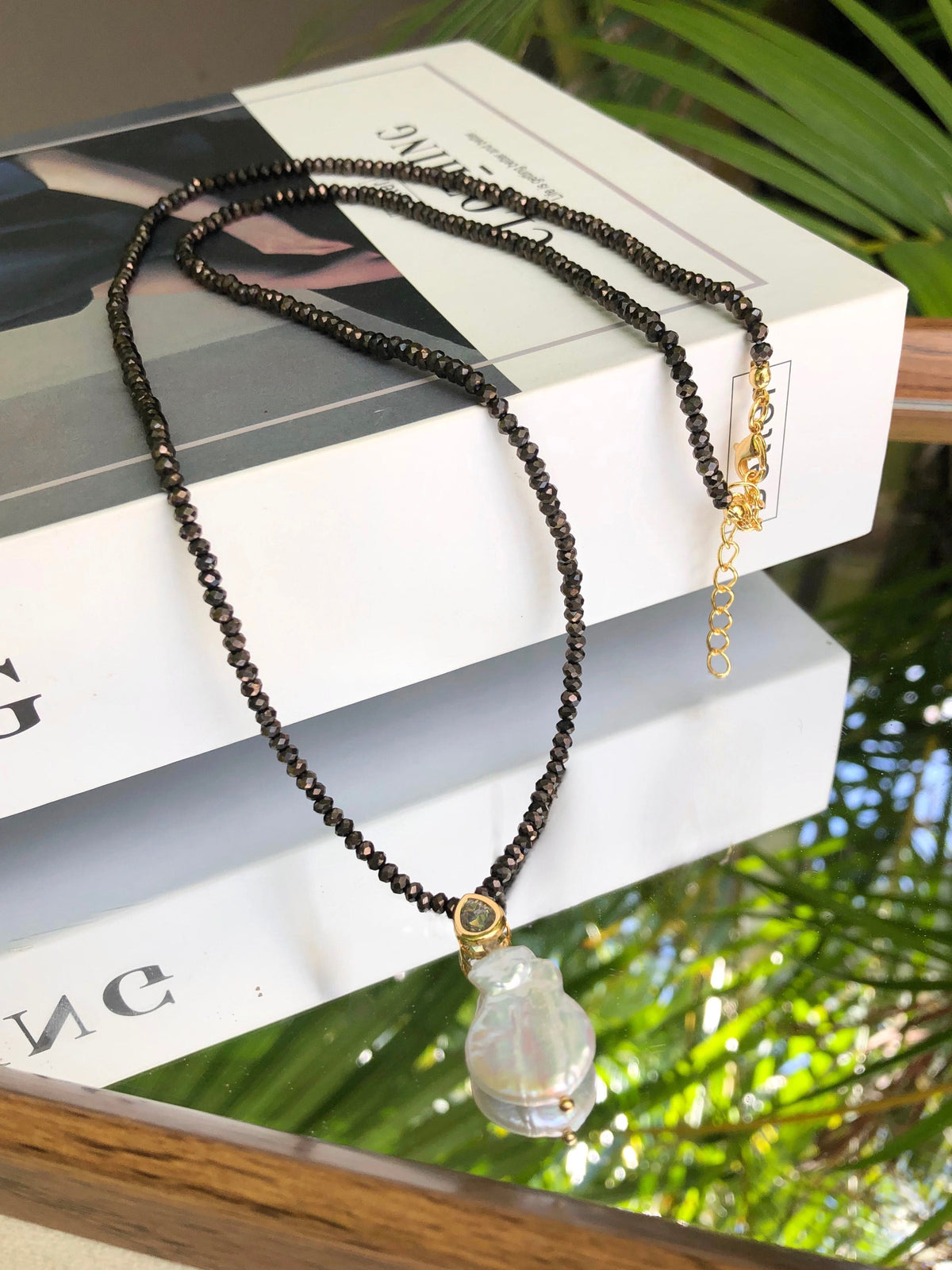 Colar Ana Em Cristais Grafite Com Mini Gota E Pérola Barroca 70cm - Tiff Joias