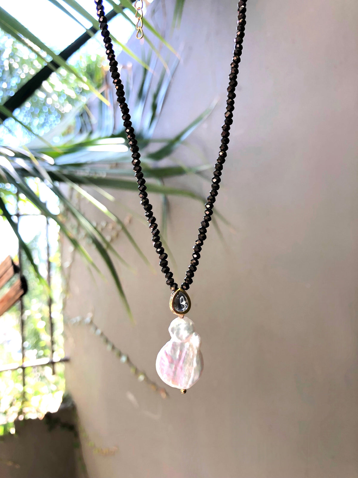Colar Ana Em Cristais Grafite Com Mini Gota E Pérola Barroca 70cm - Tiff Joias