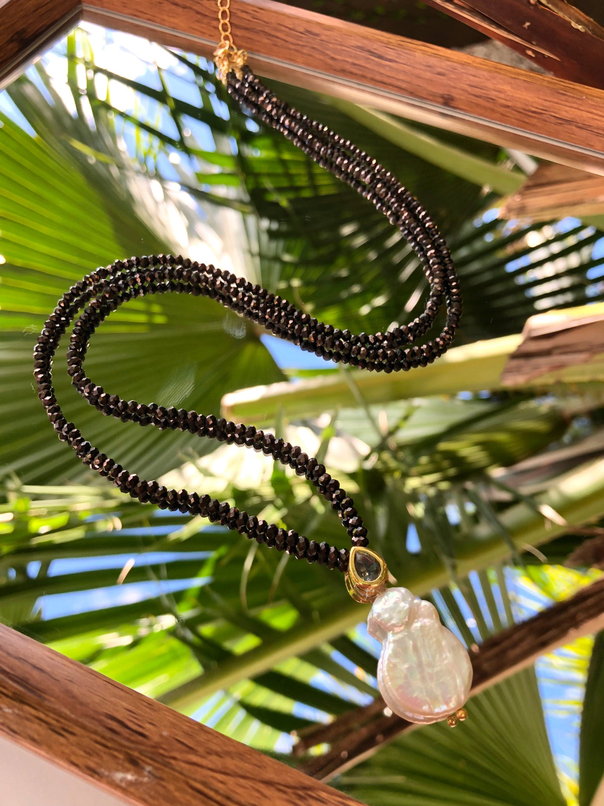 Colar Ana Em Cristais Grafite Com Mini Gota E Pérola Barroca 70cm - Tiff Joias