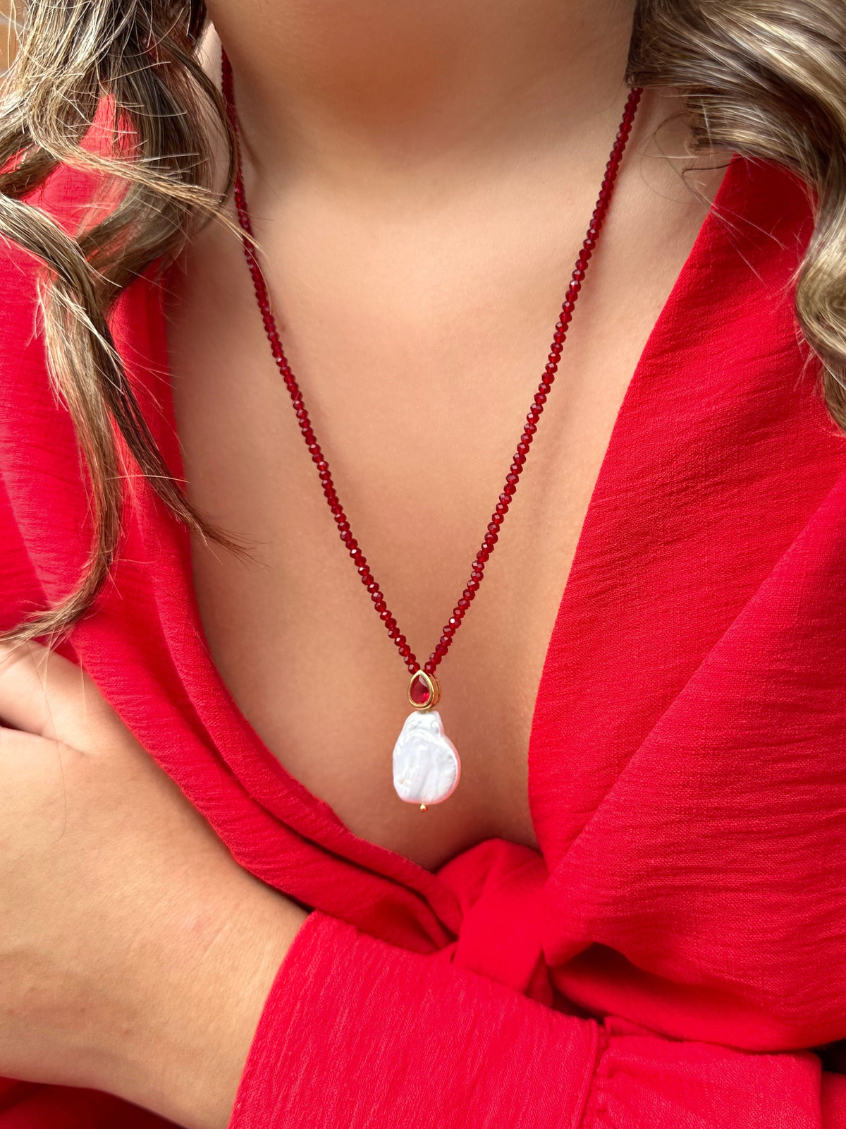 Colar Ana Em Cristais Vermelho Cherry Com Mini Gota E Pérola Barroca 70cm - Tiff Joias