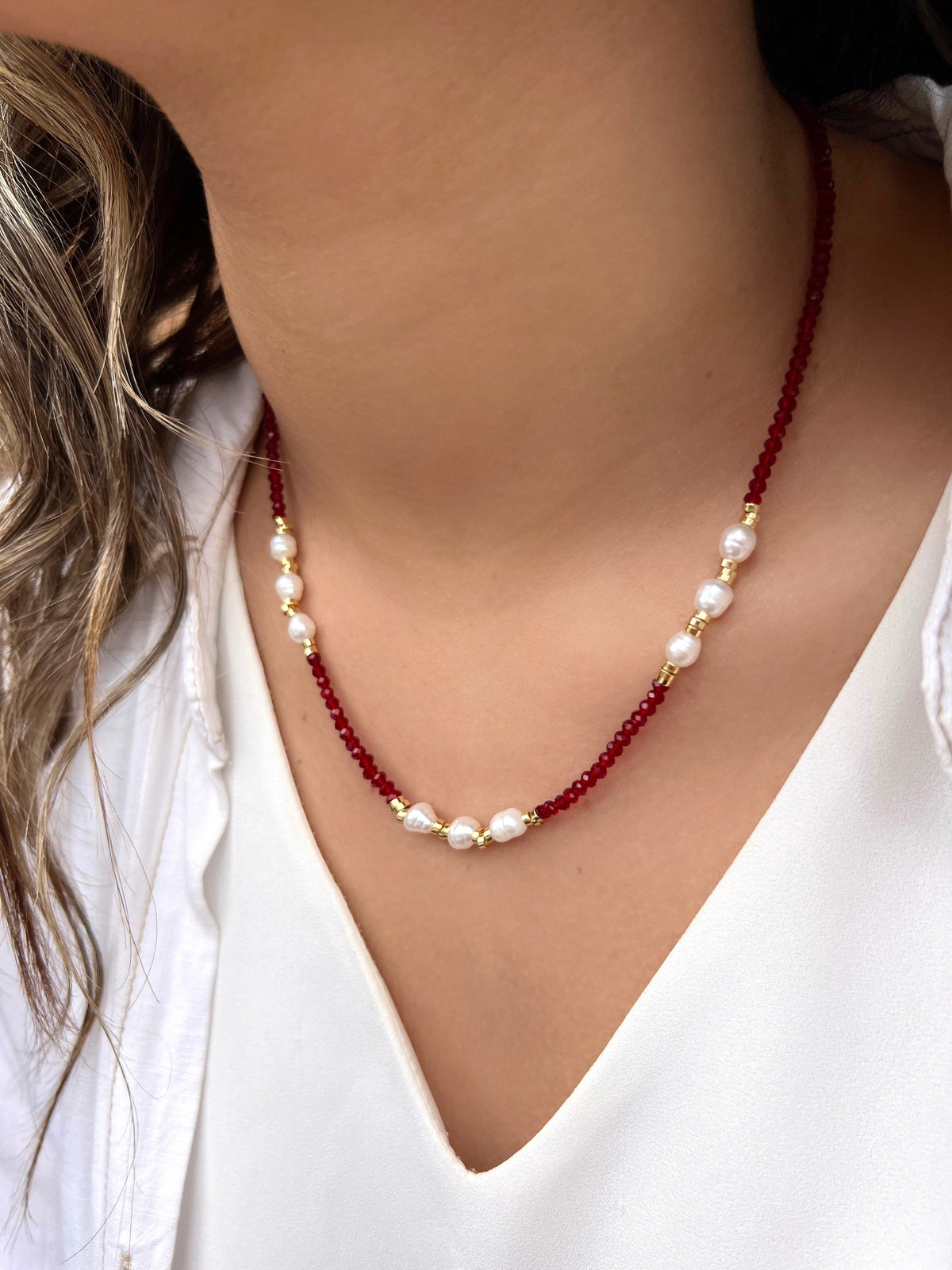 Colar Aurora Cristais Lapidados Vermelho Cherry E Pérolas Água Doce 45cm - Tiff Joias