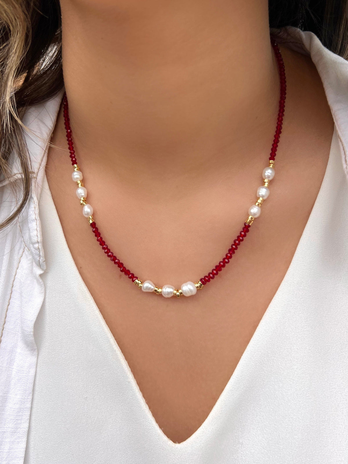 Colar Aurora Cristais Lapidados Vermelho Cherry E Pérolas Água Doce 45cm - Tiff Joias