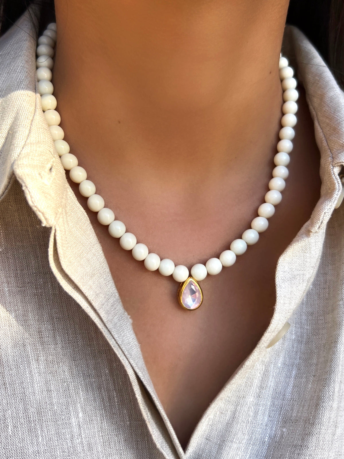 Colar Bolas Brancas E Gota Cor Branco Leitoso Acrílicos 45cm - Tiff Joias