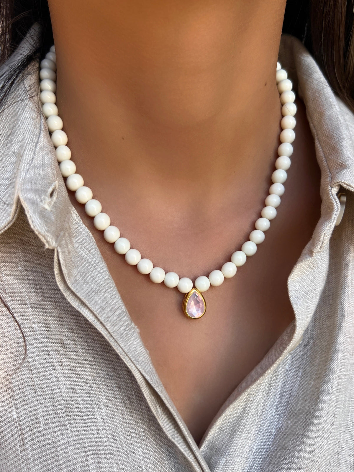 Colar Bolas Brancas E Gota Cor Branco Leitoso Acrílicos 45cm - Tiff Joias