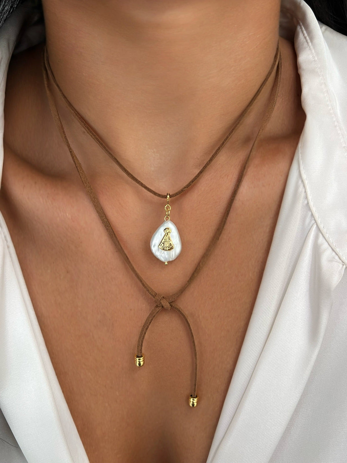 Colar Camurça Pérola Barroca Com Pins - Tiff Joias