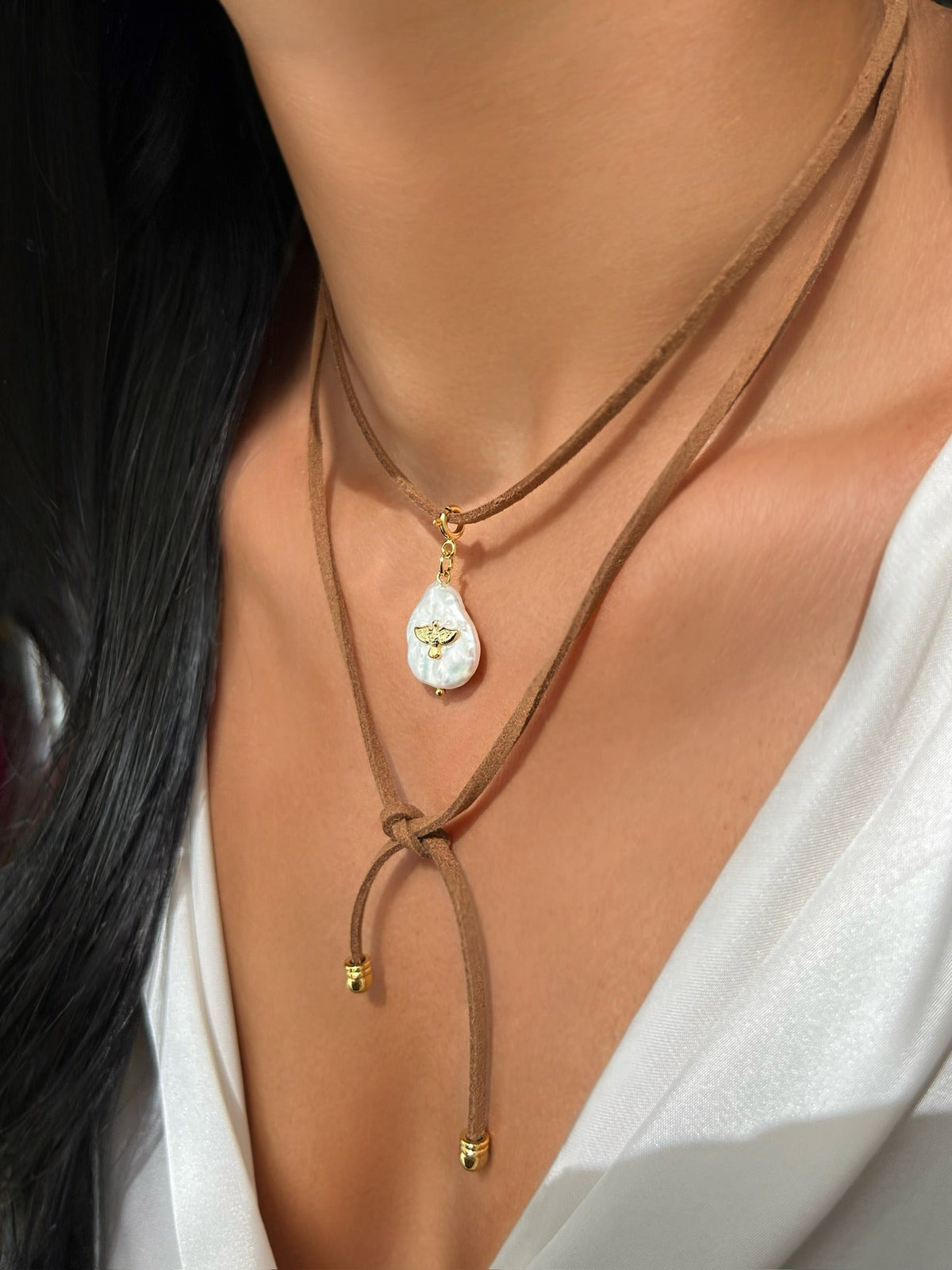 Colar Camurça Pérola Barroca Com Pins - Tiff Joias