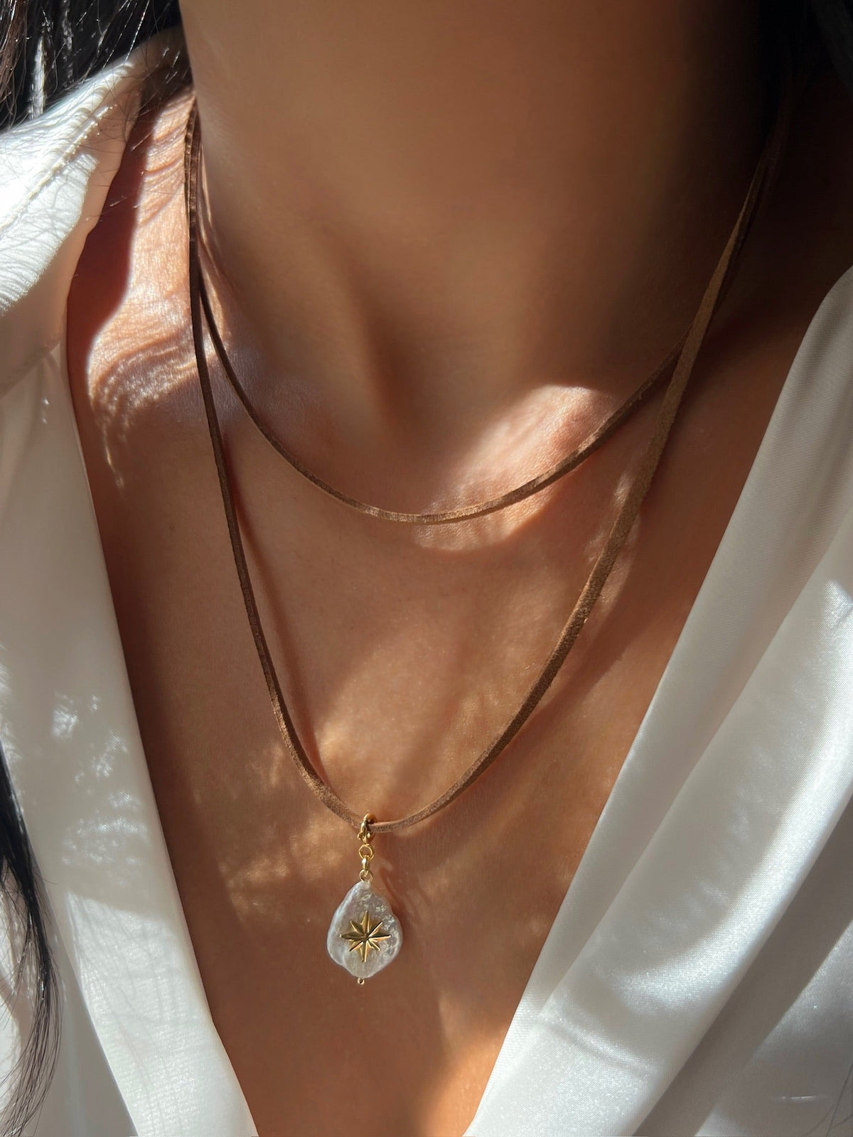 Colar Camurça Pérola Barroca Com Pins - Tiff Joias