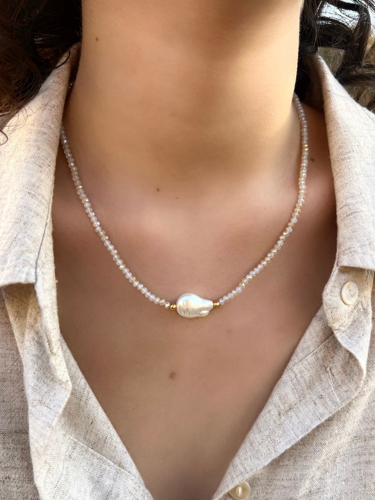 Colar Com Pérola Barroca De Acrílico E Cristais Branco Perolado 42cm - Tiff Joias