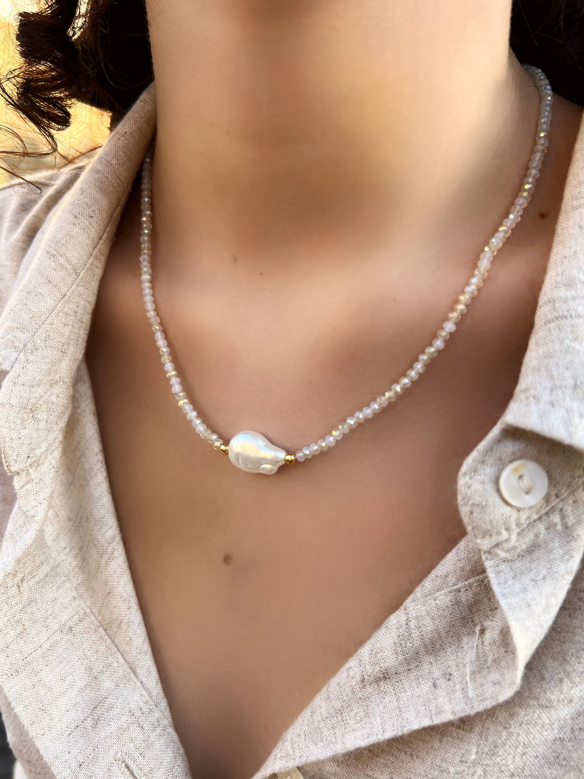 Colar Com Pérola Barroca De Acrílico E Cristais Branco Perolado 42cm - Tiff Joias