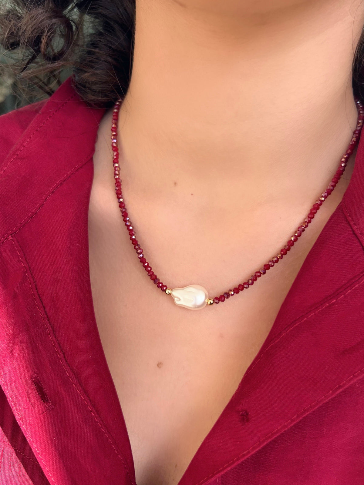 Colar Com Pérola Barroca De Acrilico E Cristais Vermelho Cherry 42cm - Tiff Joias