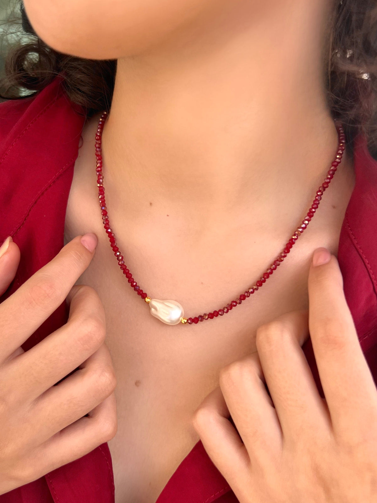 Colar Com Pérola Barroca De Acrilico E Cristais Vermelho Cherry 42cm - Tiff Joias