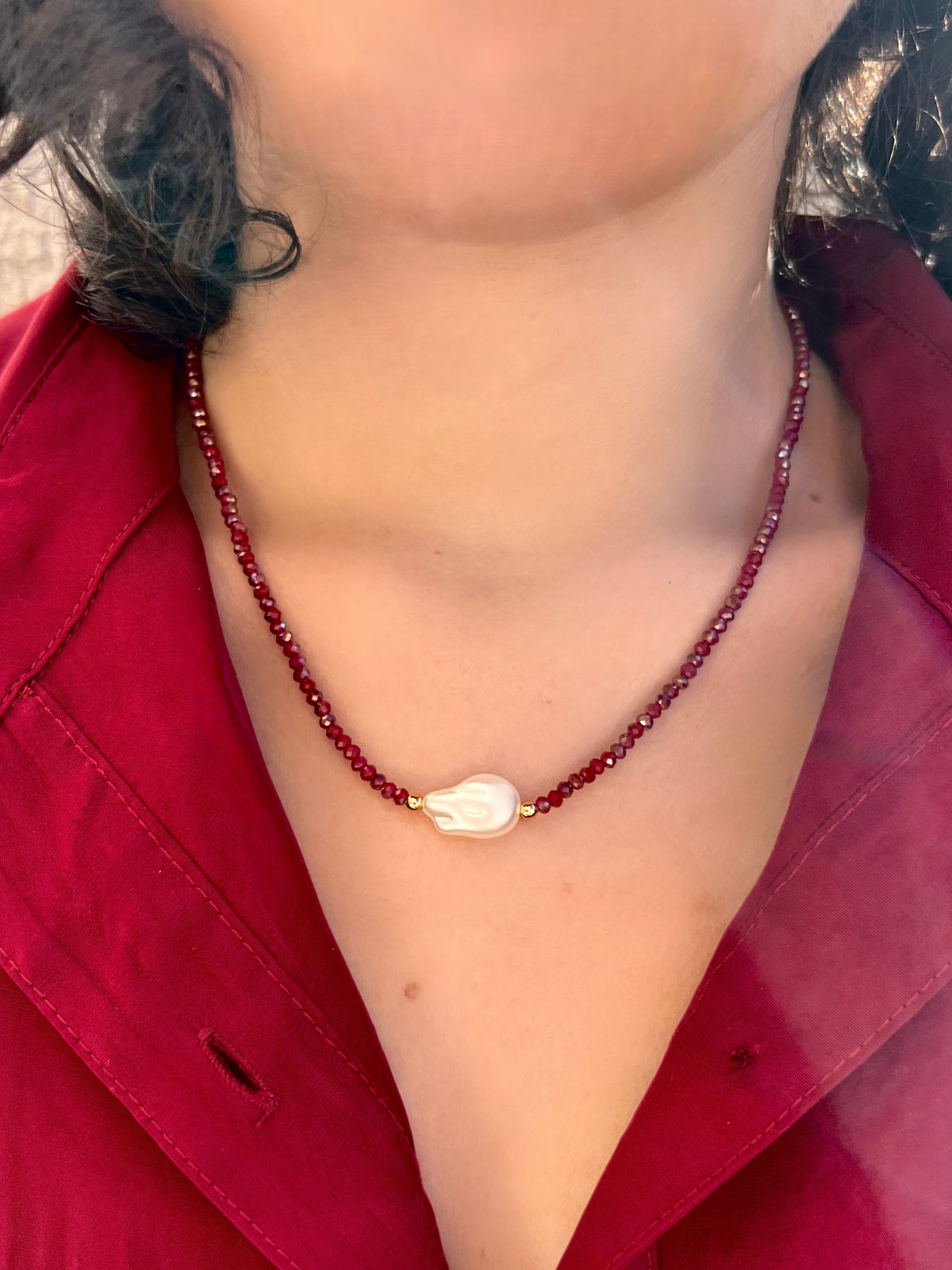 Colar Com Pérola Barroca De Acrilico E Cristais Vermelho Cherry 42cm - Tiff Joias