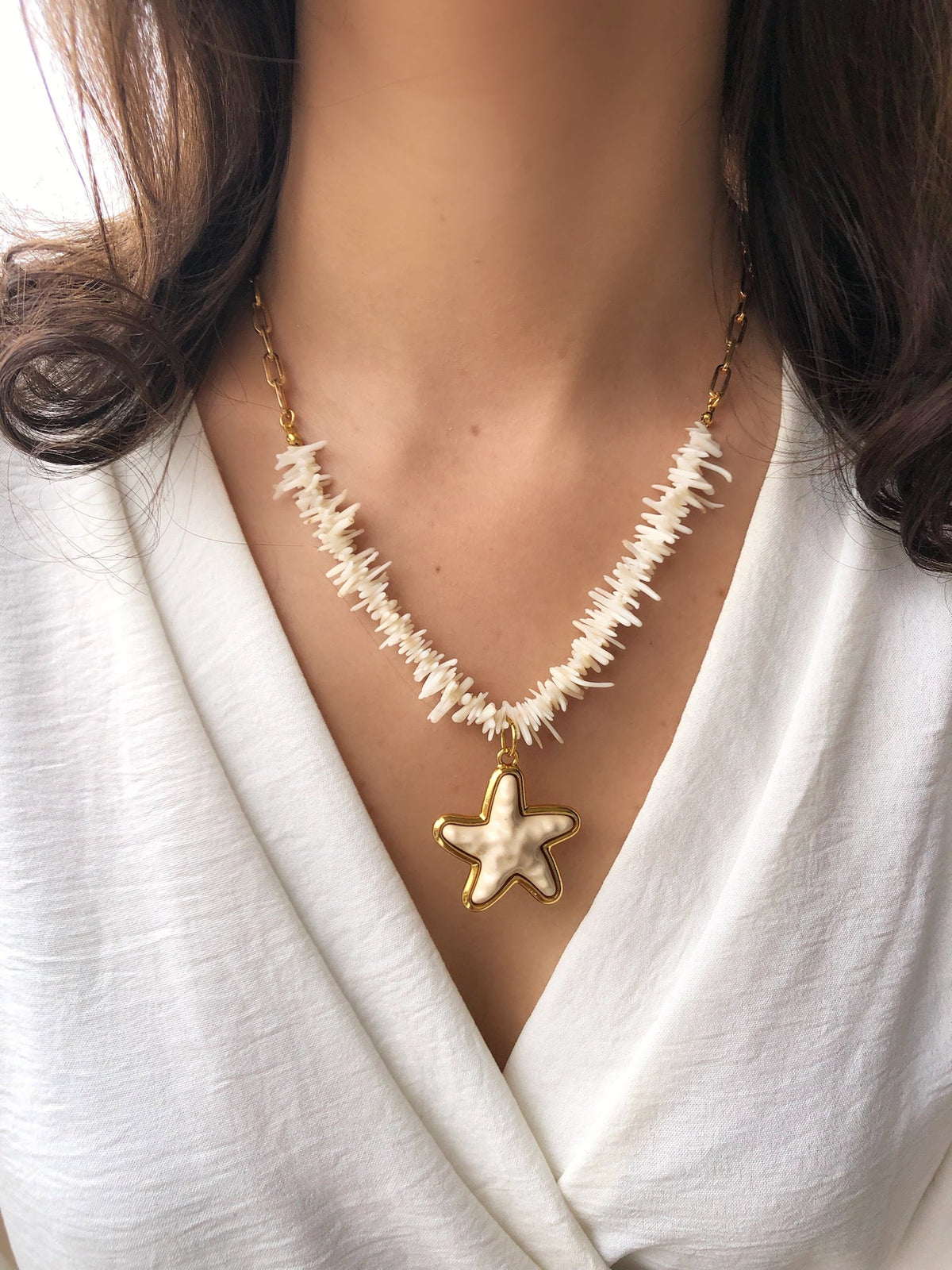 Colar Corrente Com Corais Naturais E Estrela Resinada Cor Perolado 45cm - Tiff Joias