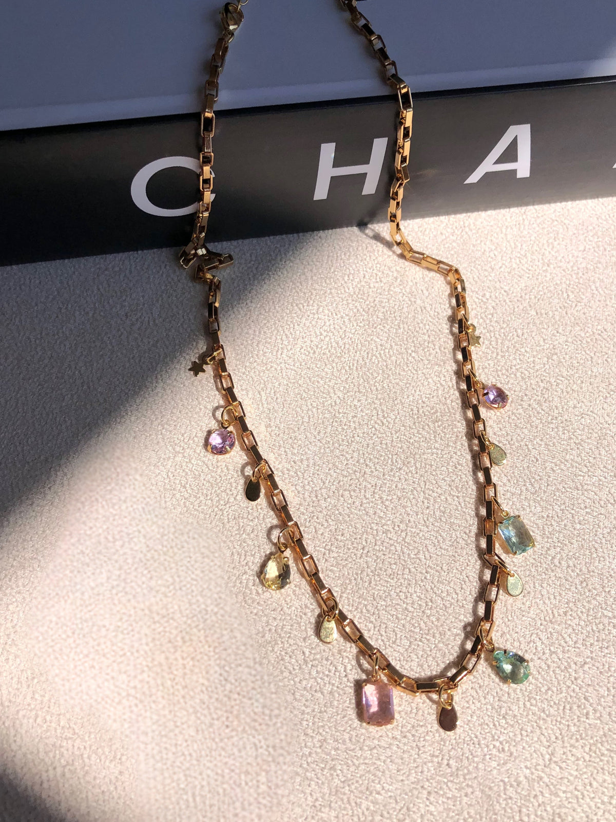 Colar Corrente Elos E Mini Formas Cristais Lapidados Coloridos Tons Claros 45cm - Tiff Joias