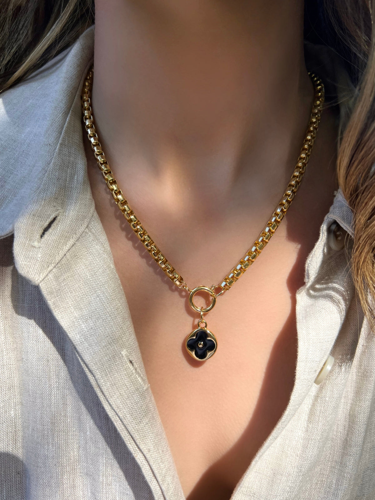 Colar Corrente Veneziana Leve Com Pingente Trevo Resinado Preto e Fecho Bóia 50cm - Tiff Joias