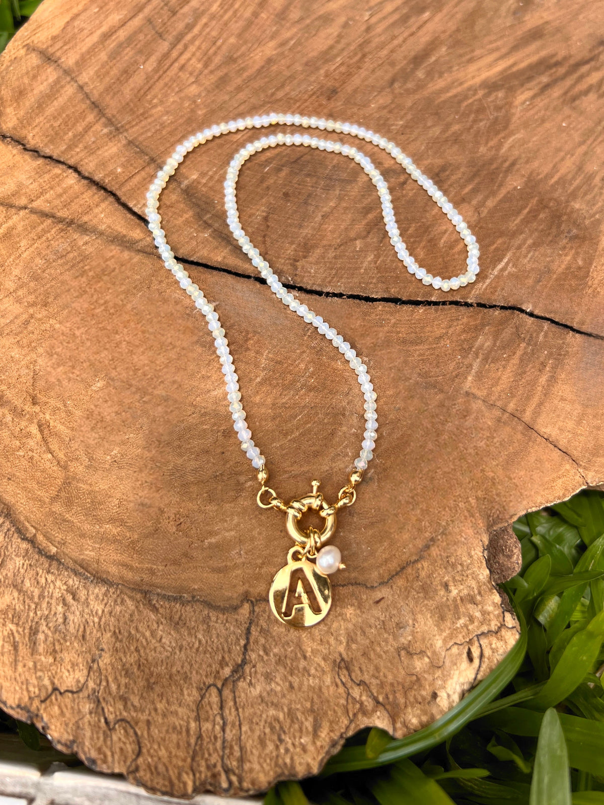 Colar Cristais Lapidados Cor Branco Perolado Personalizado Letra Com Pérola De Água Doce 45cm - Tiff Joias