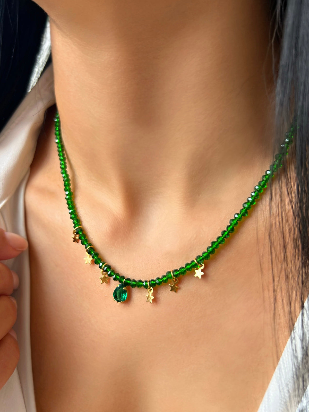 Colar Cristais Verde Oliva Com Gota Cor Esmeralda e Mini Estrelas 40cm - Tiff Joias