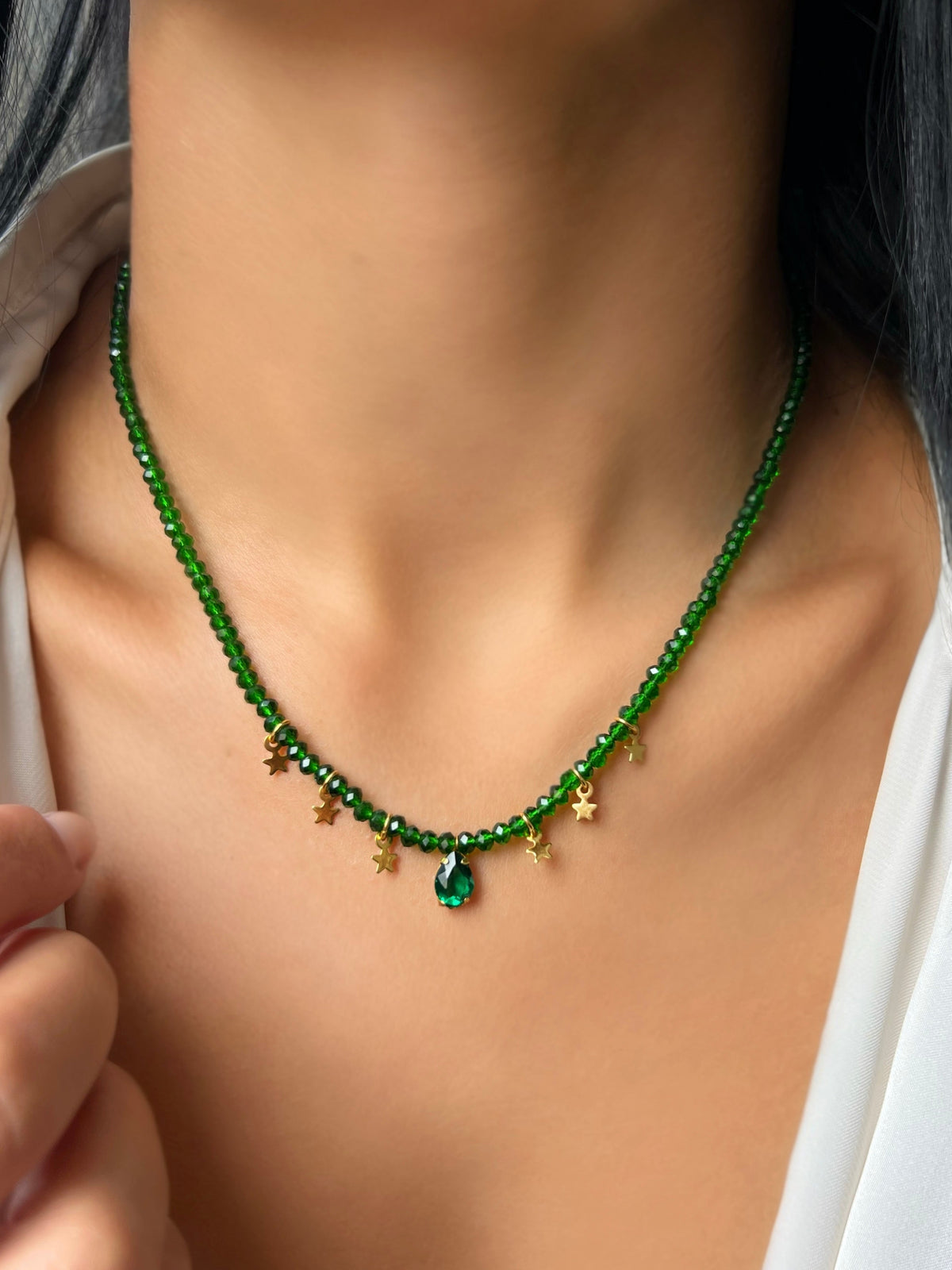 Colar Cristais Verde Oliva Com Gota Cor Esmeralda e Mini Estrelas 40cm - Tiff Joias