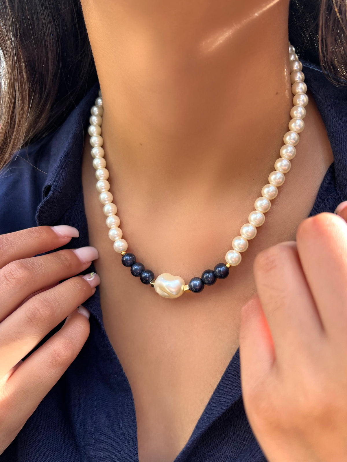 Colar Curto Pérolas Acrílicas Na Cor Azul Marinho 50 cm. - Tiff Joias