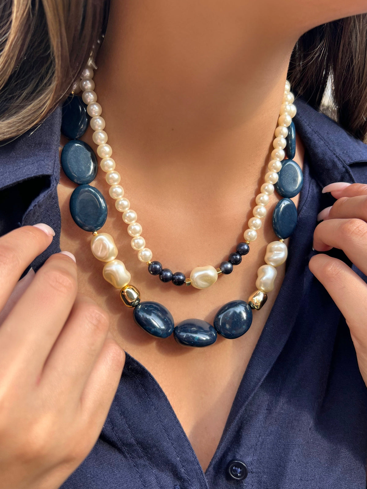 Colar Curto Pérolas Acrílicas Na Cor Azul Marinho 50 cm. - Tiff Joias