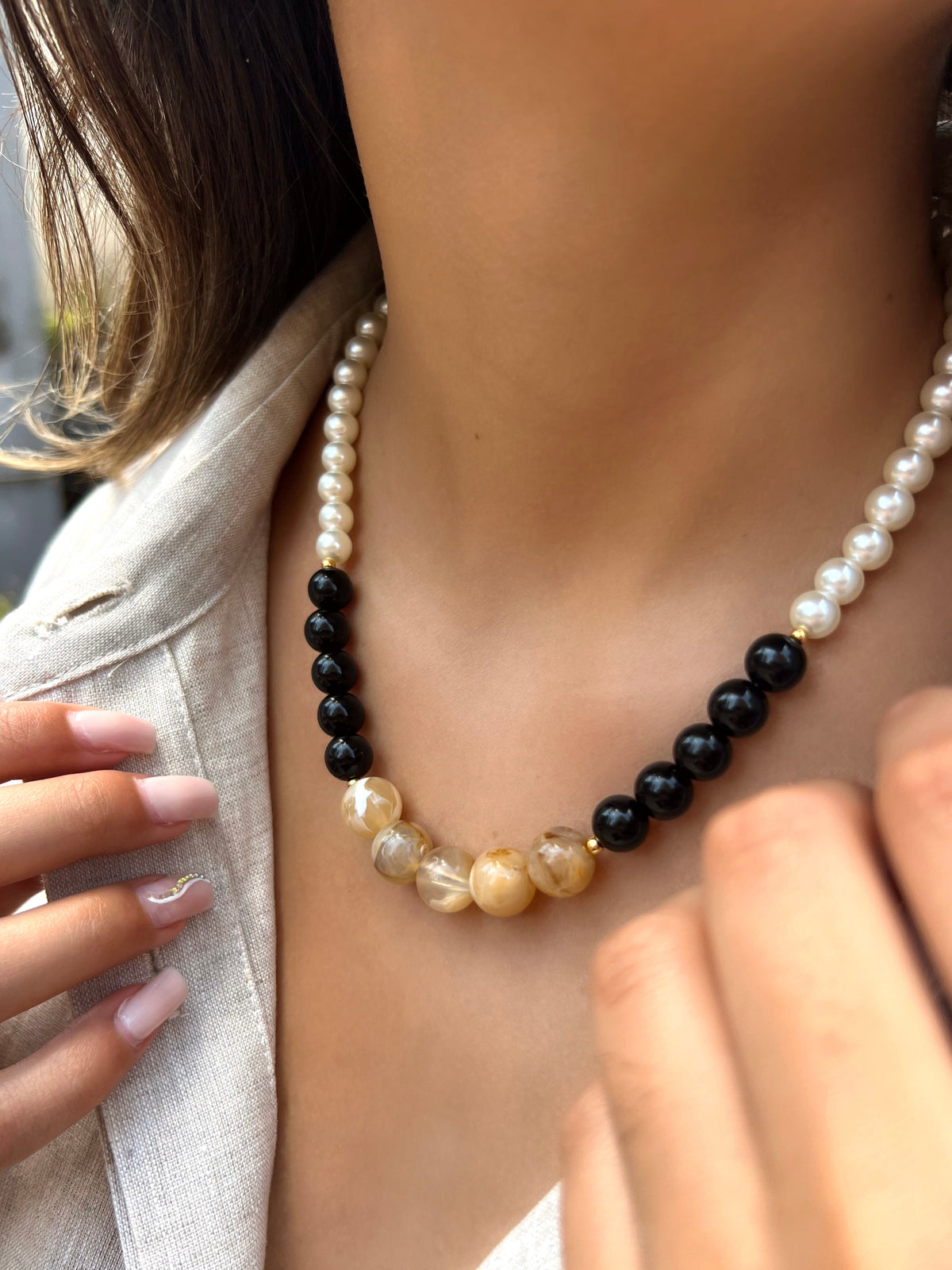 Colar Curto Pérolas E Pedras Acrílicas Preto E Doce De Leite 50cm - Tiff Joias