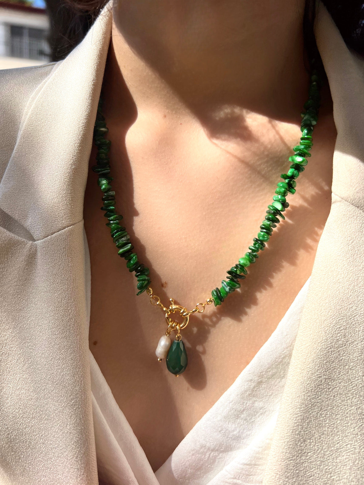 Colar De Cascalho Madrepérola Cor Esmeralda E Pedra Jade Esmeralda 50cm - Tiff Joias