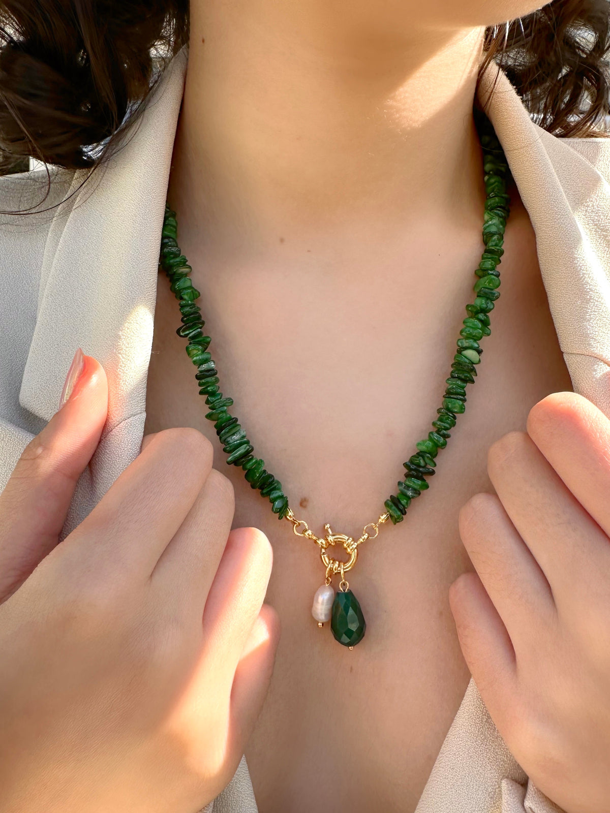 Colar De Cascalho Madrepérola Cor Esmeralda E Pedra Jade Esmeralda 50cm - Tiff Joias