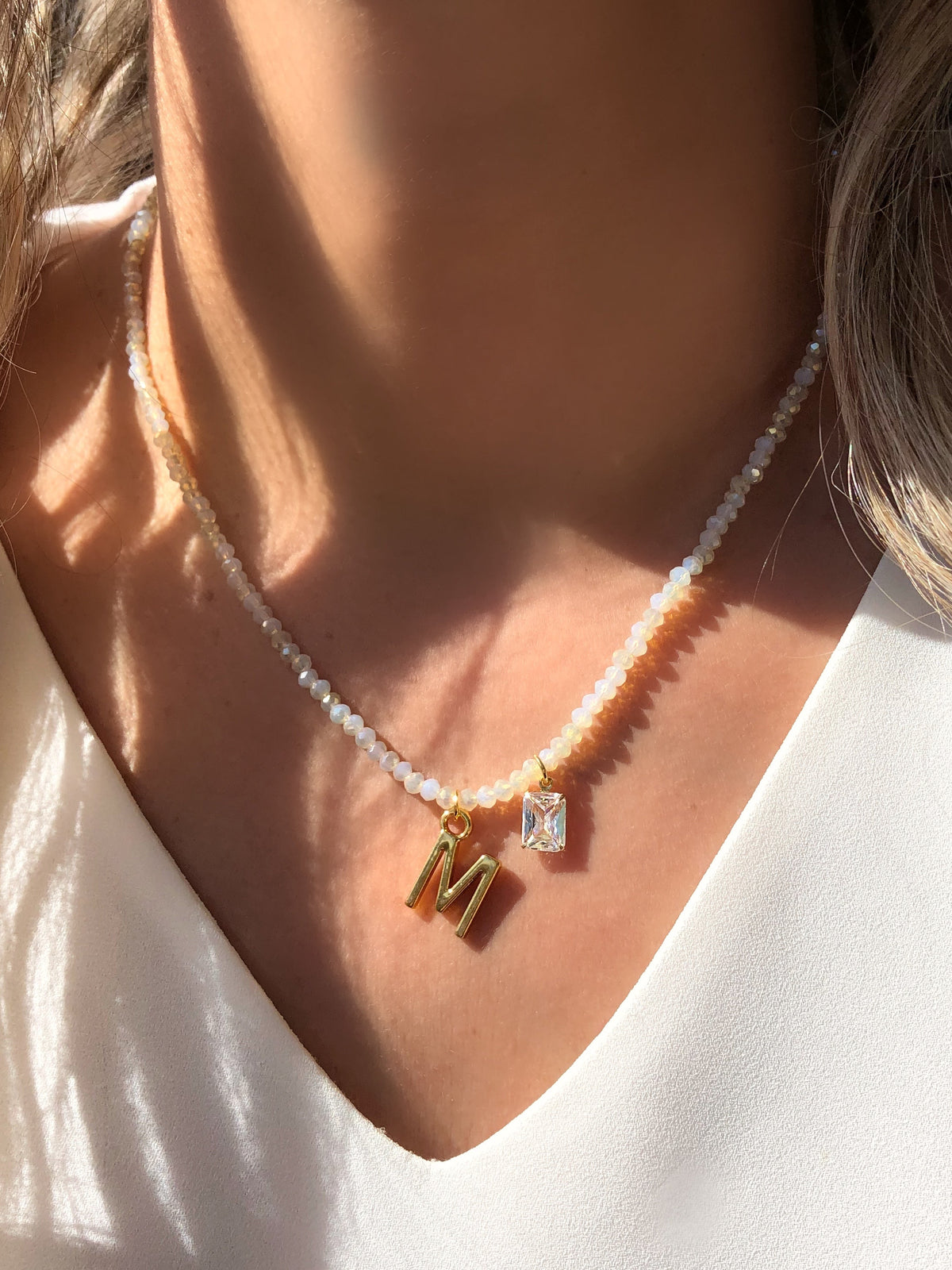 Colar De Cristais Lapidados Cor Branco Perolado Personalizado Letra Média Com Baguete Zircônia - Tiff Joias