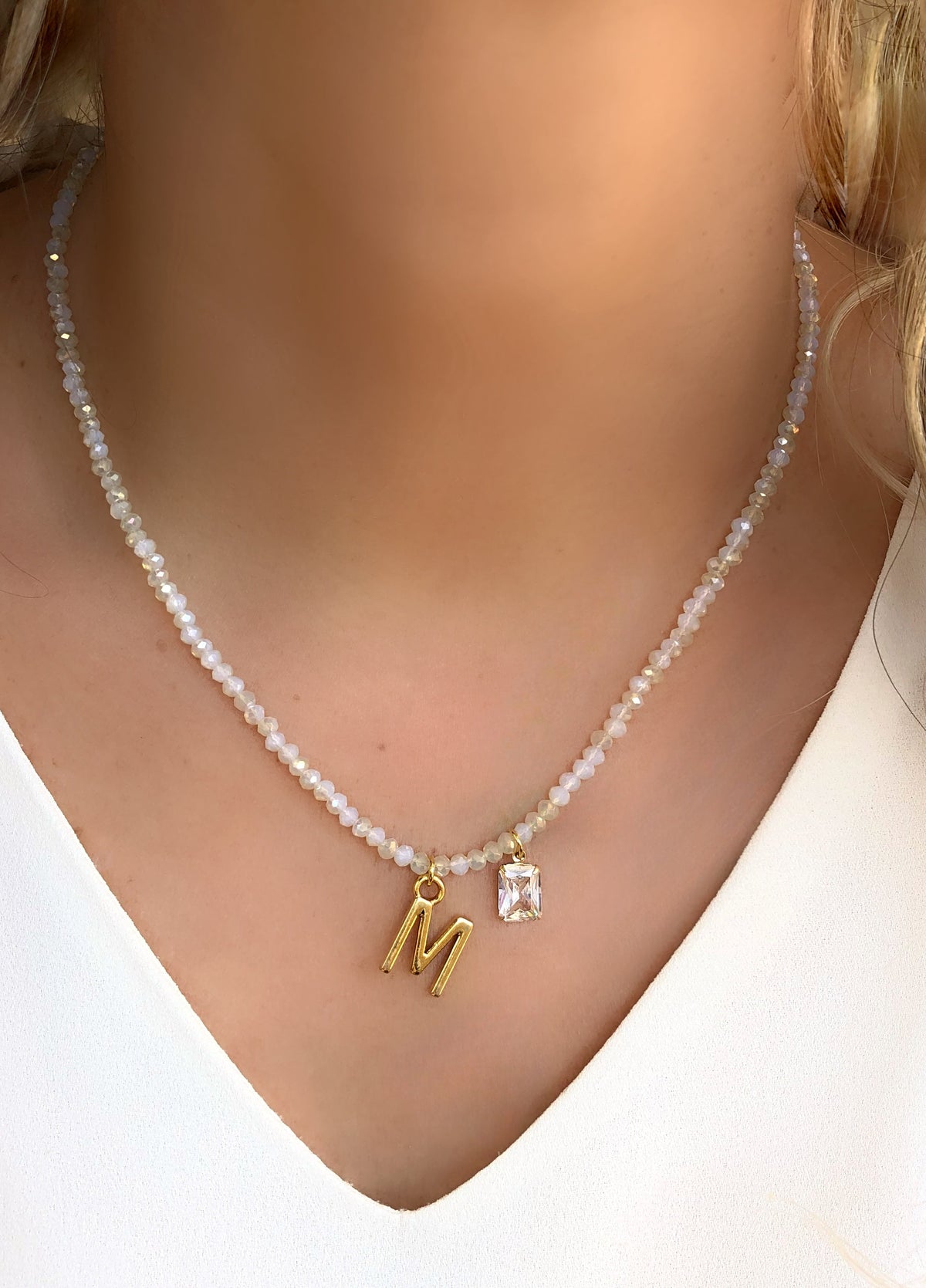 Colar De Cristais Lapidados Cor Branco Perolado Personalizado Letra Média Com Baguete Zircônia - Tiff Joias