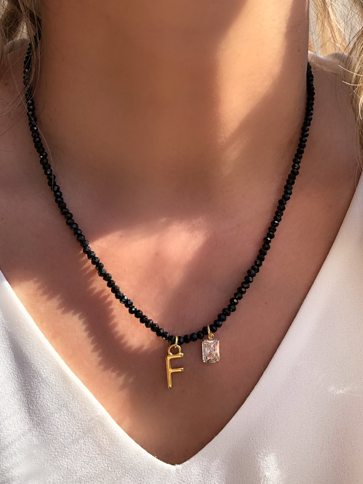 Colar De Cristais Lapidados Cor Ônix Personalizado Letra Média Com Baguete Zircônia - Tiff Joias