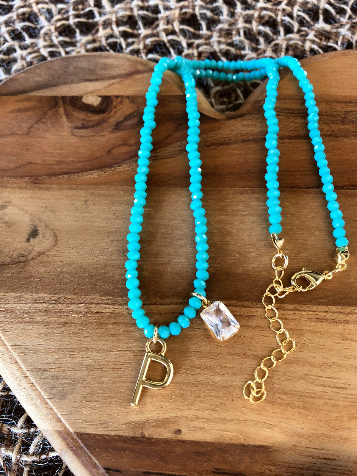 Colar De Cristais Lapidados Cor Turquesa Personalizado Letra Média Com Baguete Zircônia - Tiff Joias