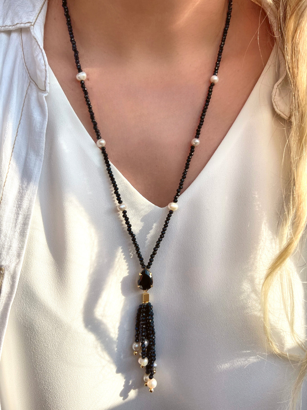 Colar Em Cristais Cor Preto Ônix Com Pérolas De Água Doce E Tassel Com Gota Em Cristal Lapidado 70cm - Tiff Joias