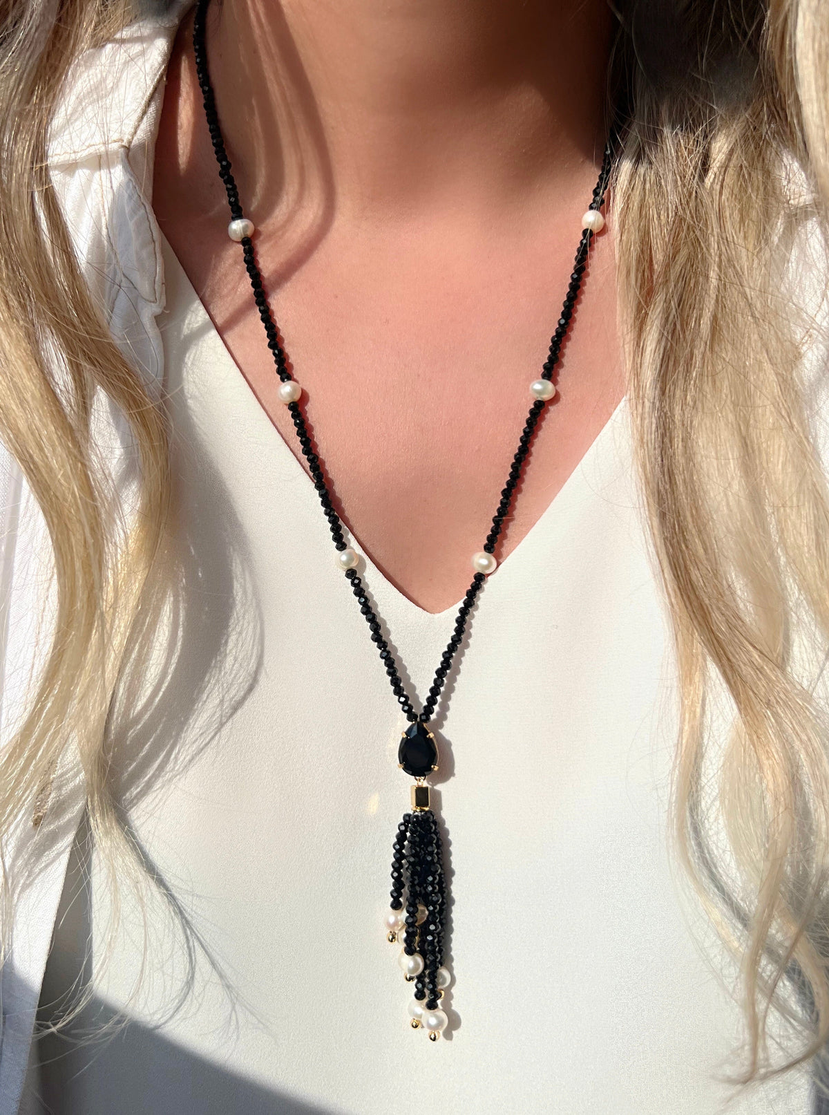 Colar Em Cristais Cor Preto Ônix Com Pérolas De Água Doce E Tassel Com Gota Em Cristal Lapidado 70cm - Tiff Joias