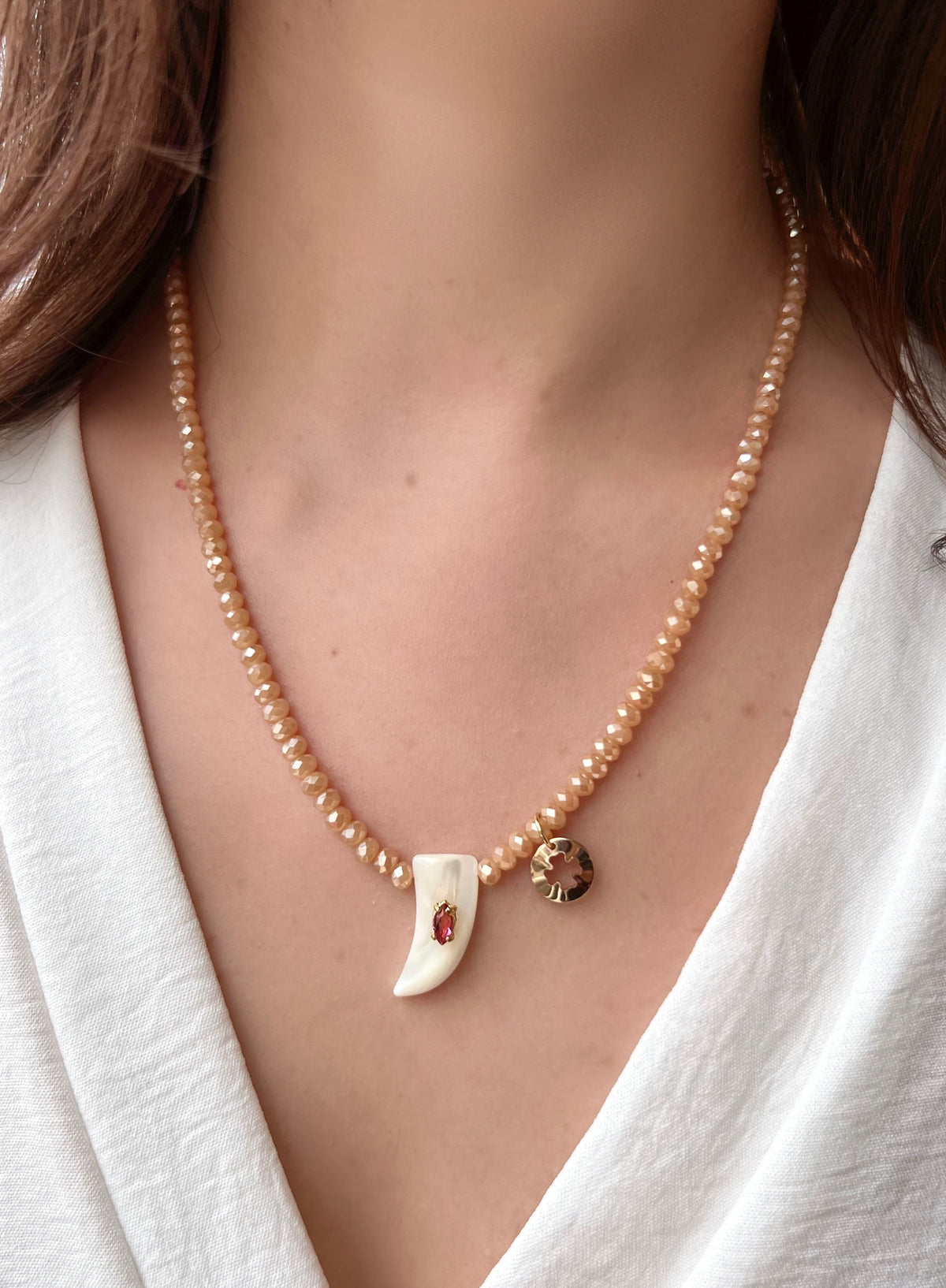 Colar Em Cristais Doce De Leite Com Pingente E Dente Madreperola - Tiff Joias